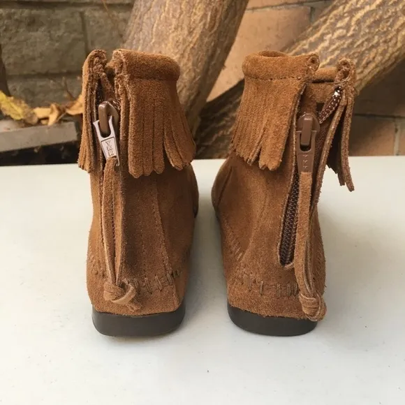 NEW Minnetonka Fringe Back Zip Bootie Brown