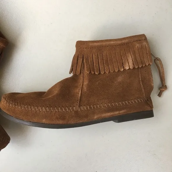 NEW Minnetonka Fringe Back Zip Bootie Brown