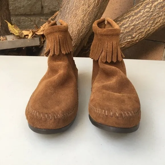 NEW Minnetonka Fringe Back Zip Bootie Brown