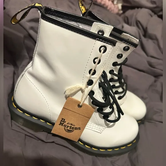 New NWOB Womens Dr Martens 1460 White Smooth Leather Combat Ankle Boots Size 5