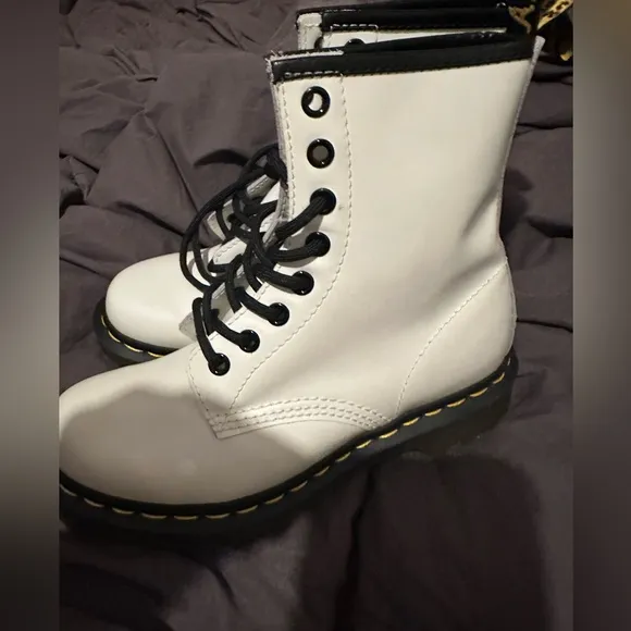 New NWOB Womens Dr Martens 1460 White Smooth Leather Combat Ankle Boots Size 5