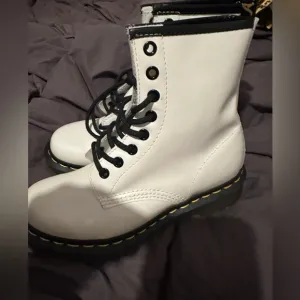 New NWOB Womens Dr Martens 1460 White Smooth Leather Combat Ankle Boots Size 5
