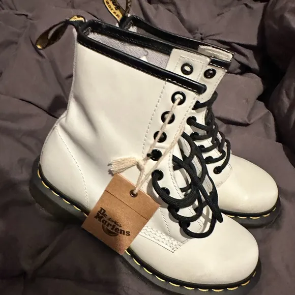 New NWOB Womens Dr Martens 1460 White Smooth Leather Combat Ankle Boots Size 5