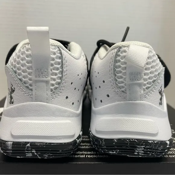 New Under Armour GS ZoneBB 2 Boys Shoe Sneakers GymSports Size 7 3026637-101
