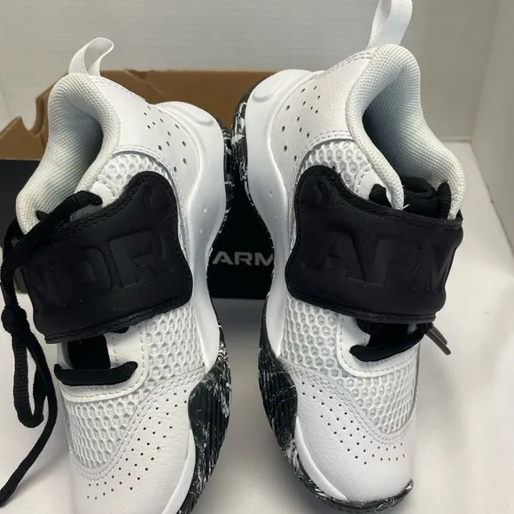 New Under Armour GS ZoneBB 2 Boys Shoe Sneakers GymSports Size 7 3026637-101