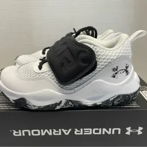 New Under Armour GS ZoneBB 2 Boys Shoe Sneakers GymSports Size 7 3026637-101