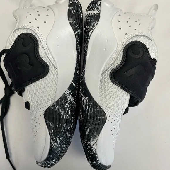 New Under Armour GS ZoneBB 2 Boys Shoe Sneakers GymSports Size 7 3026637-101