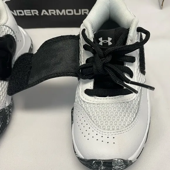 New Under Armour GS ZoneBB 2 Boys Shoe Sneakers GymSports Size 7 3026637-101