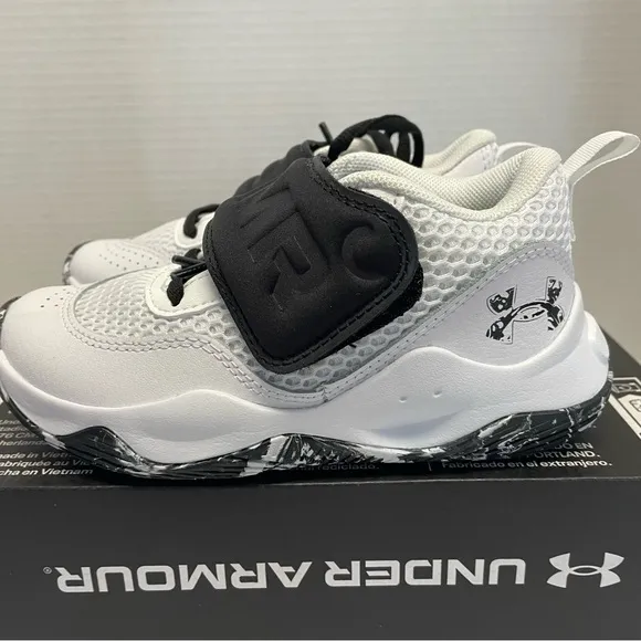 New Under Armour GS ZoneBB 2 Boys Shoe Sneakers GymSports Size 7 3026637-101