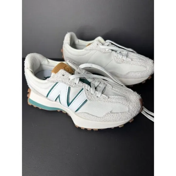 NEW Women's New Balance 327 Sneakers in Off-white and Green US 5 EU 35