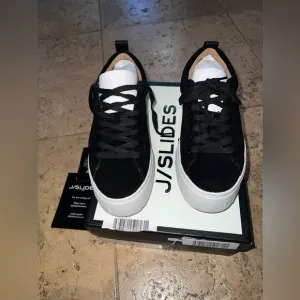 NIB- J/L Slides Roger platform sneakers in black suede