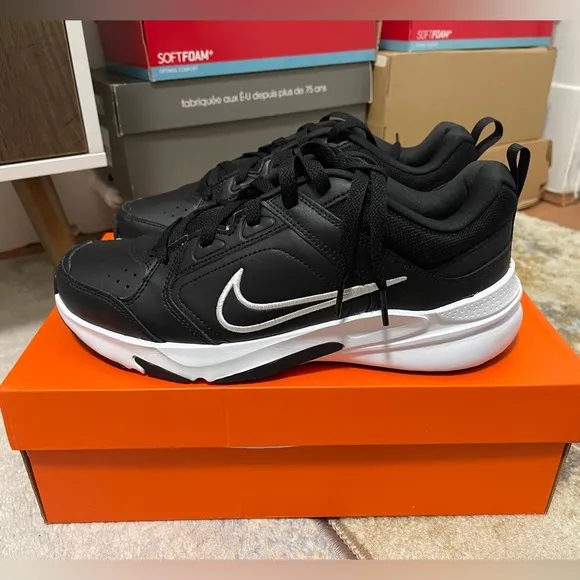NIB Men’s Size 8.5 Nike Defy All Day Training Sneakers Leather &amp; Mesh In Black