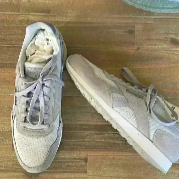 NIB- Reebok men’s size 11 sneaker