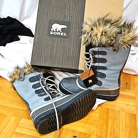 NIB Sorel Boots size 8 Joan of Arctic. Light metal - rare  powder blue.