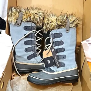 NIB Sorel Boots size 8 Joan of Arctic. Light metal - rare  powder blue.