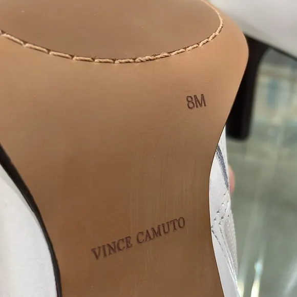 NIB VINCE CAMUTO 8M coconut cream genuine leather side zipper heel pointy toe