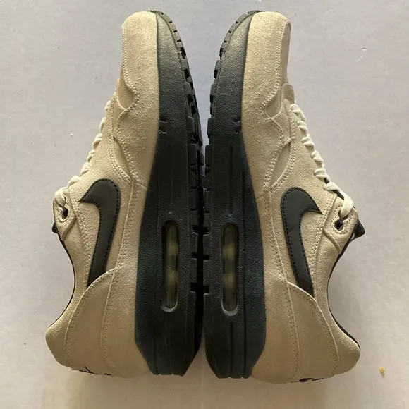 NIKE AIR MAX 1 Premium Beige Suede Leather Sneakers 512033-100 Size 9.5 US