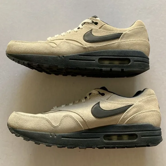 NIKE AIR MAX 1 Premium Beige Suede Leather Sneakers 512033-100 Size 9.5 US