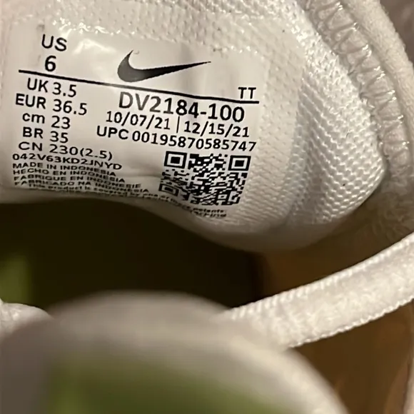Nike air max 270 mama white yellow sneakers shoes sz 6.  (E1)