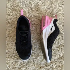 Nike Air Max Motion 2, children youth Girls Shoes, size 3Y.