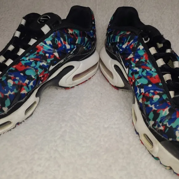 Nike Air Max Plus Black/White/Hyper Blue CU4623-001‎ Size 6.5Y