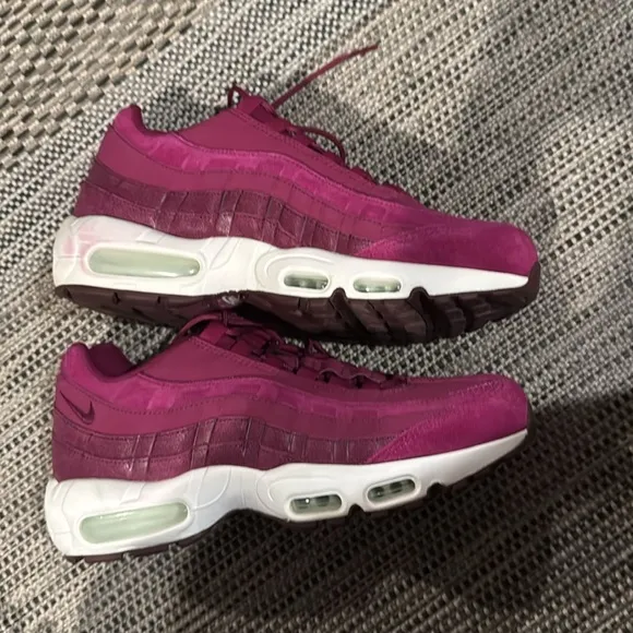 Nike Air Max Premium 95 berry color athletic sneakers style 807443-602
