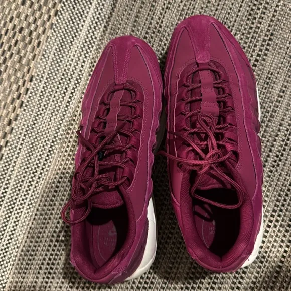 Nike Air Max Premium 95 berry color athletic sneakers style 807443-602