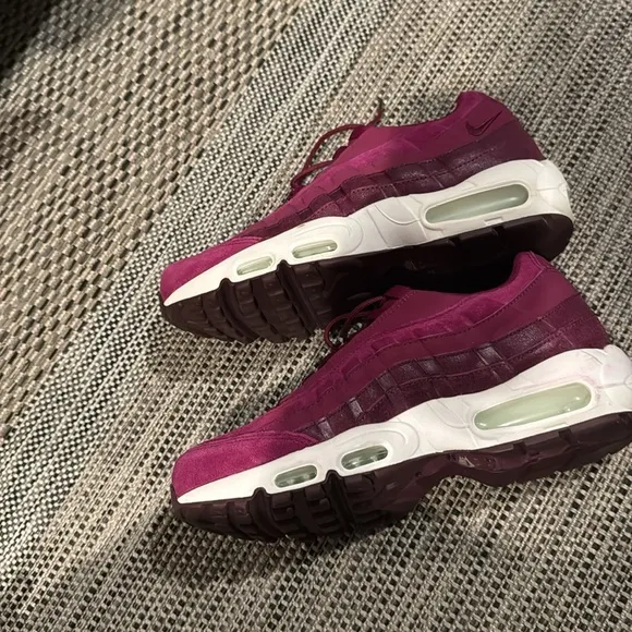 Nike Air Max Premium 95 berry color athletic sneakers style 807443-602
