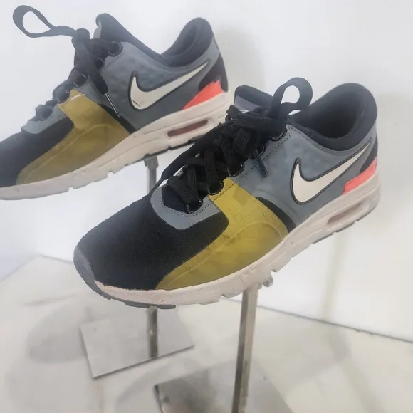 Nike Air Max Zero Si, Kids Size 3.5 Black and Yellow Sneakers