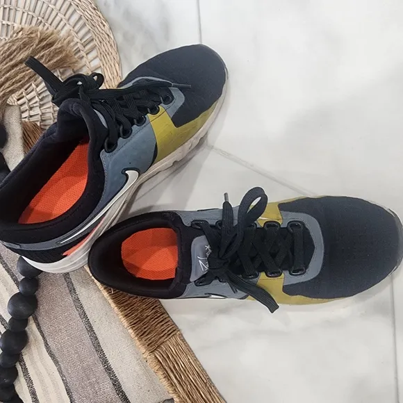 Nike Air Max Zero Si, Kids Size 3.5 Black and Yellow Sneakers