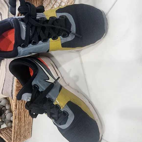 Nike Air Max Zero Si, Kids Size 3.5 Black and Yellow Sneakers