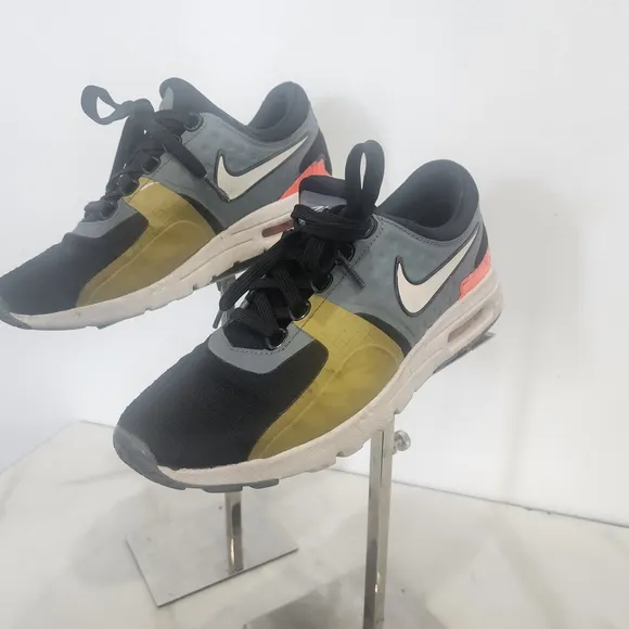 Nike Air Max Zero Si, Kids Size 3.5 Black and Yellow Sneakers