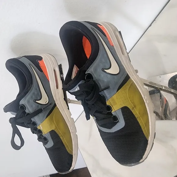 Nike Air Max Zero Si, Kids Size 3.5 Black and Yellow Sneakers
