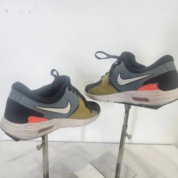 Nike Air Max Zero Si, Kids Size 3.5 Black and Yellow Sneakers