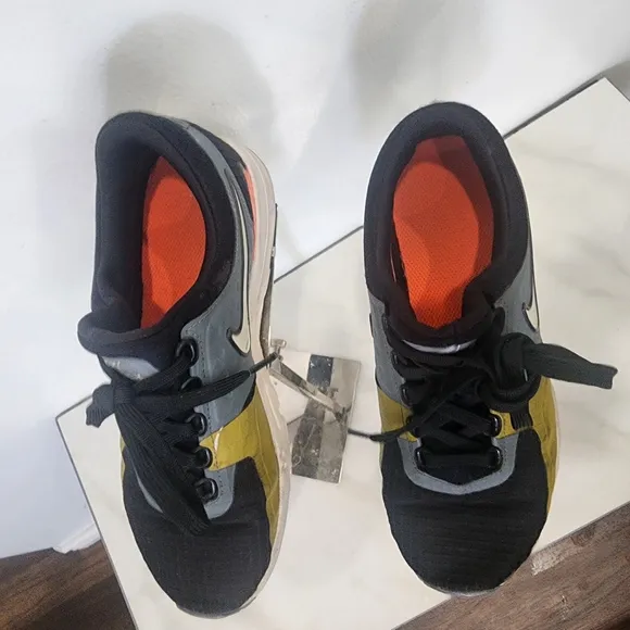 Nike Air Max Zero Si, Kids Size 3.5 Black and Yellow Sneakers