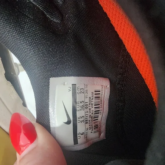 Nike Air Max Zero Si, Kids Size 3.5 Black and Yellow Sneakers