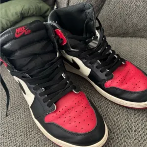 Nike Air Men's Black and Red Sneakers