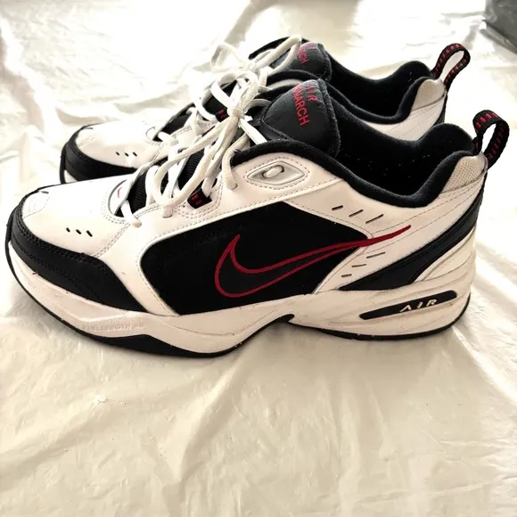Nike Air Monarch lV walking shoes sneakers white black SZ 11. Worn 1X Indoors