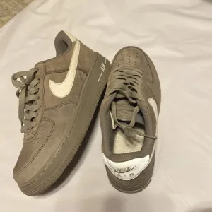 NIKE AIR SUEDE VELVET LEATHER SIZE US 7.0Y COLOR GRAY WHITE