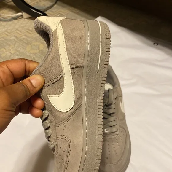 NIKE AIR SUEDE VELVET LEATHER SIZE US 7.0Y COLOR GRAY WHITE