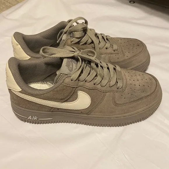 NIKE AIR SUEDE VELVET LEATHER SIZE US 7.0Y COLOR GRAY WHITE