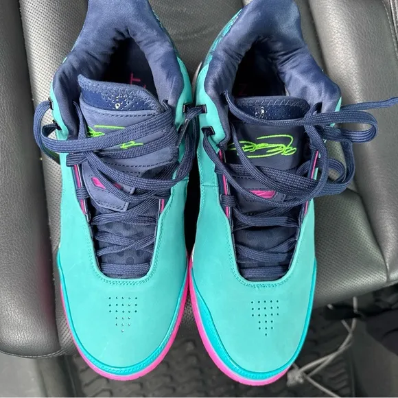 Nike Athletic Shoes Blue and Pink Sleek Design