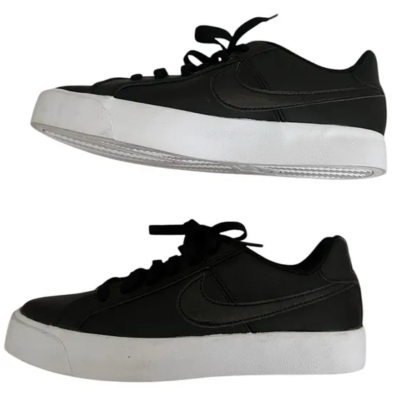 Nike Black and White Athletic low dunk Sneakers with Minimalist Design