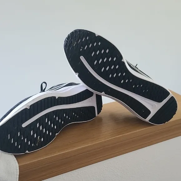 Nike Black and White Athletic Shoes with Cushioned Midsole