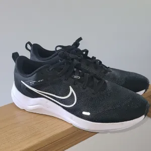 Nike Black and White Athletic Shoes with Cushioned Midsole