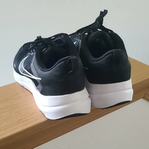 Nike Black and White Athletic Shoes with Cushioned Midsole