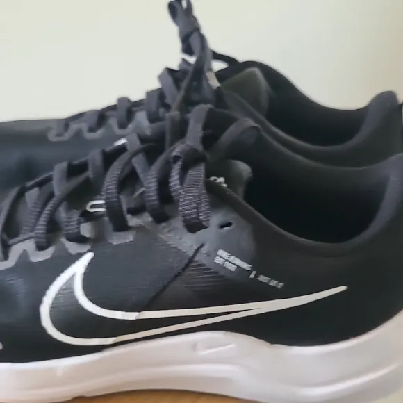 Nike Black and White Athletic Shoes with Cushioned Midsole