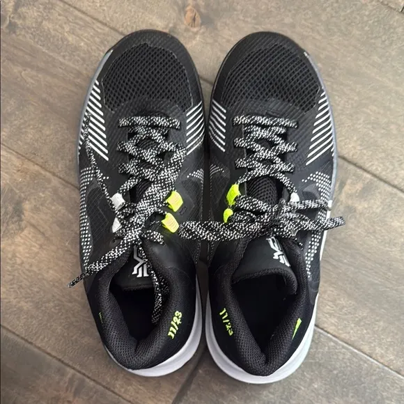 Nike Black and White Sneakers Modern Athletic Design Kyrie V-5