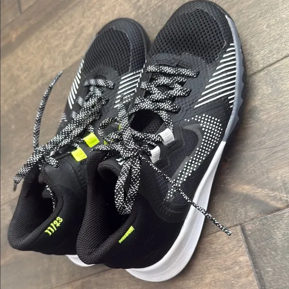 Nike Black and White Sneakers Modern Athletic Design Kyrie V-5
