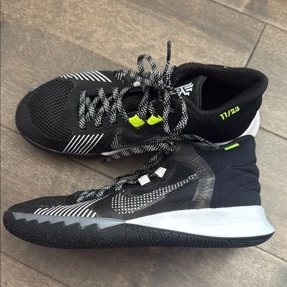 Nike Black and White Sneakers Modern Athletic Design Kyrie V-5